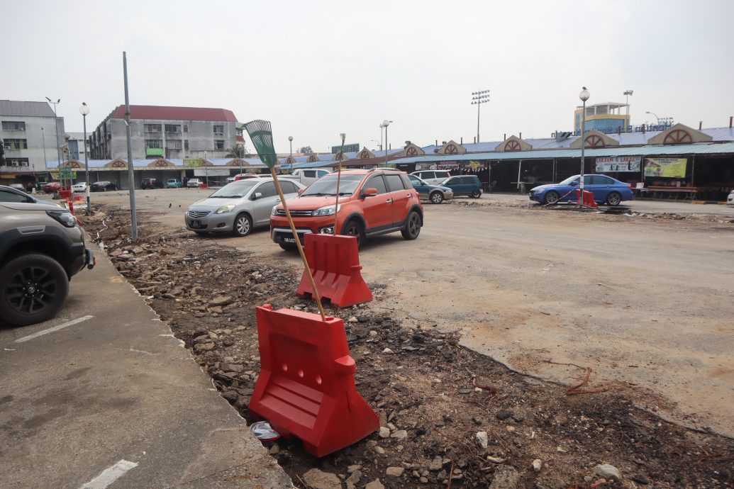 东01：大马道路档案系统（MARRIS）拨款逾18万令吉，为关丹大巴刹前方停车位进行提升工程，惟因种种原因导致竣工日期延迟。