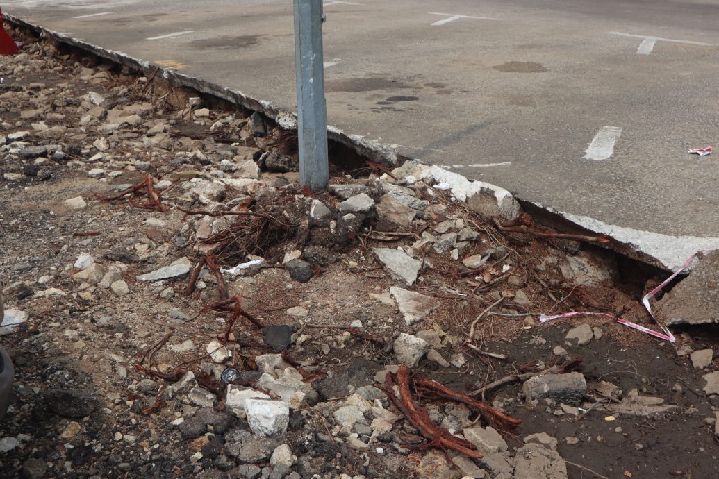 东01：大马道路档案系统（MARRIS）拨款逾18万令吉，为关丹大巴刹前方停车位进行提升工程，惟因种种原因导致竣工日期延迟。