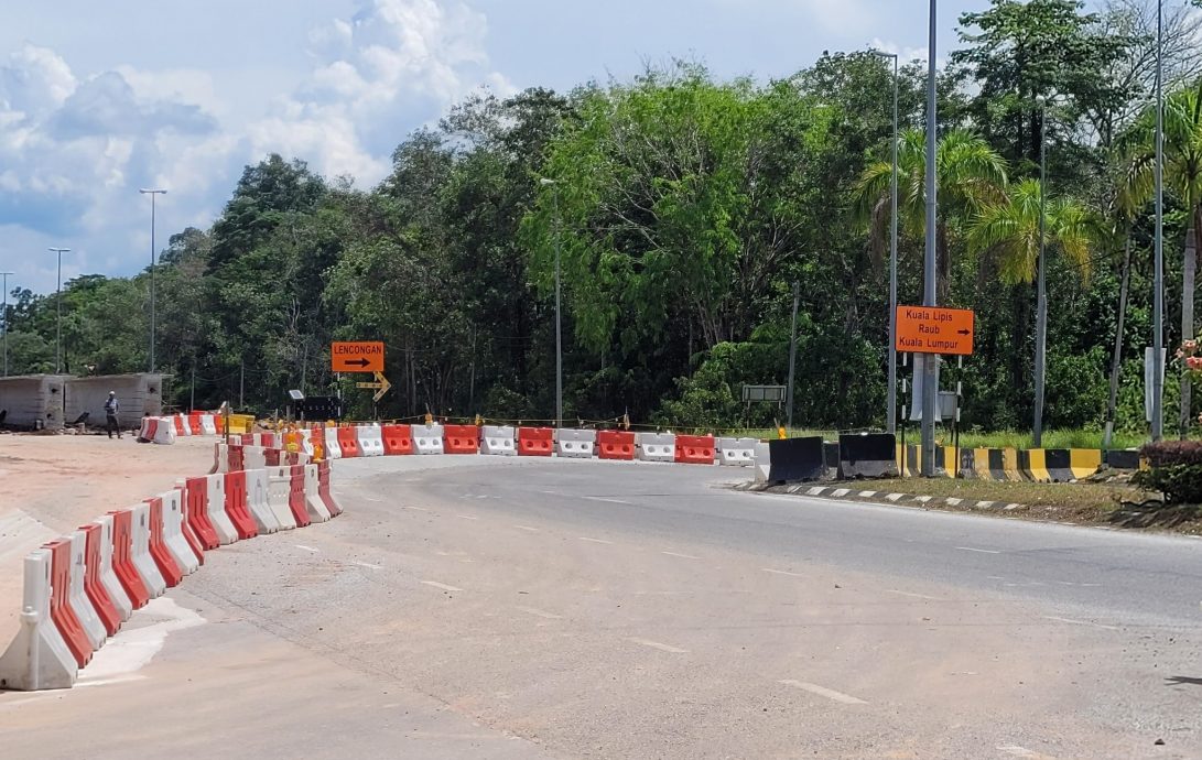 东:位于话望生的联邦大道部份路段关闭,丹警方建议游子改道返乡。