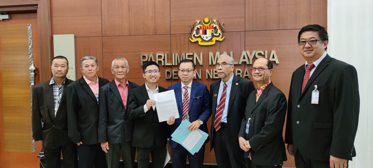 金马仑农民送逾百盒蔬菜到国会发挥互助精神、盼政府关注农业困境
