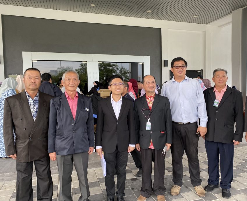 金马仑农民送逾百盒蔬菜到国会发挥互助精神、盼政府关注农业困境