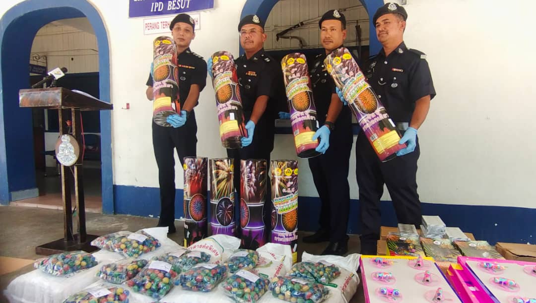 2名男子在搬运走私爆竹时被警方人赃并获，14种大约总值1万令吉的爆竹被警方充公。