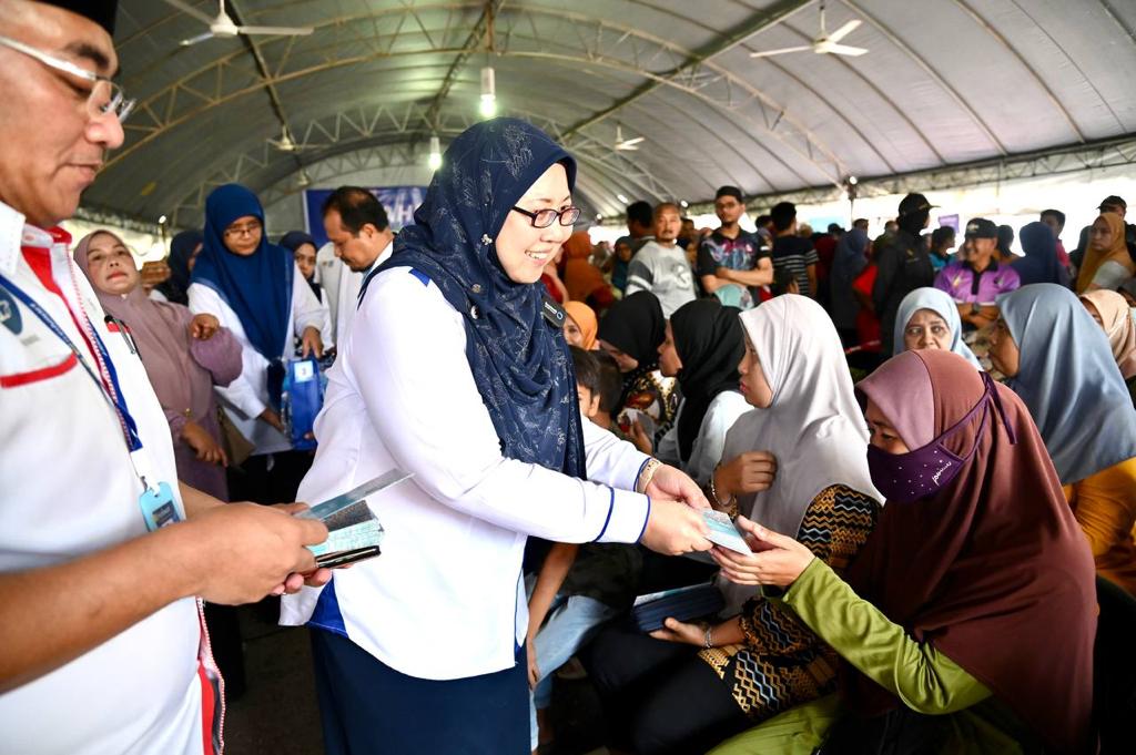 东:一连两天“爱心促销活动”,全彭14国会选区同步举办。