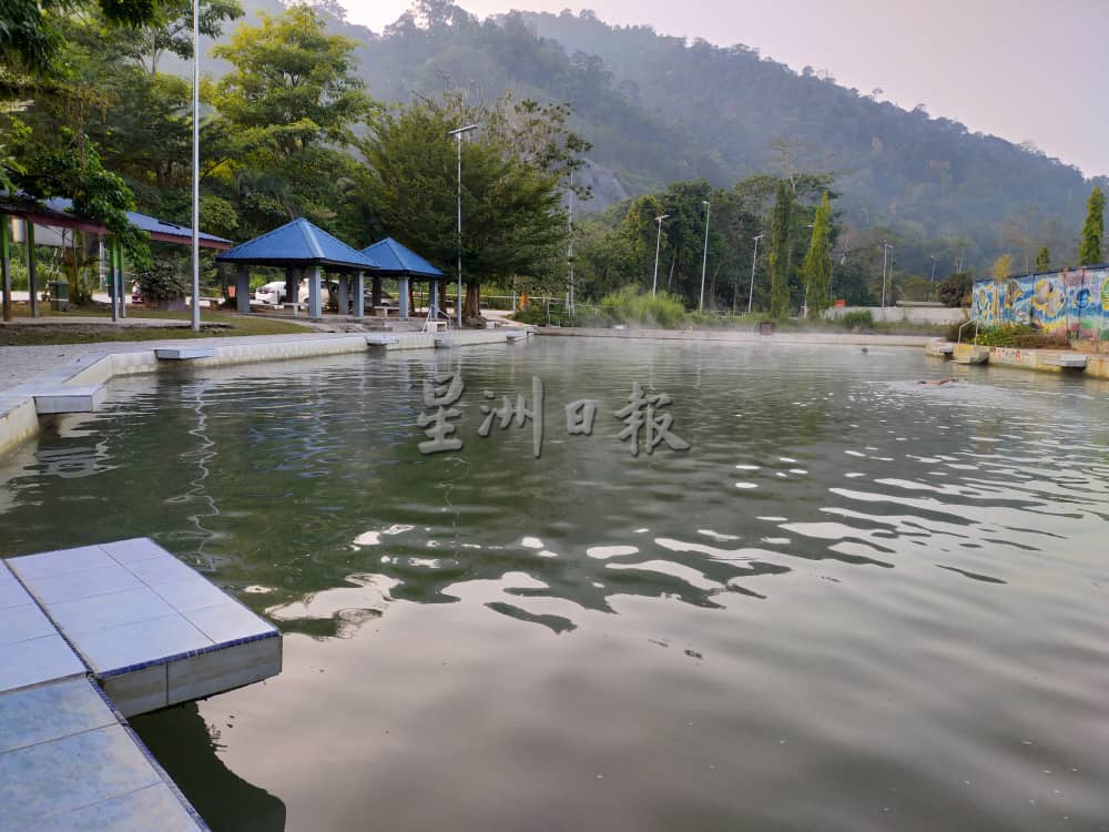 两热心人士协助疏通热水湖阻塞的出口