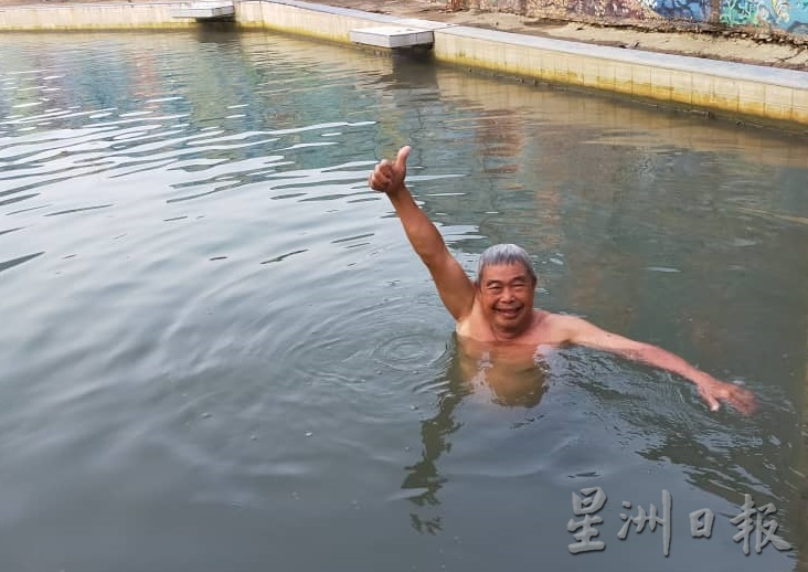 两热心人士协助疏通热水湖阻塞的出口