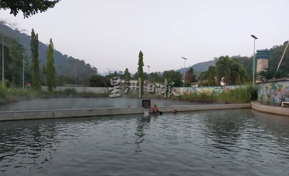 两热心人士协助疏通热水湖阻塞的出口