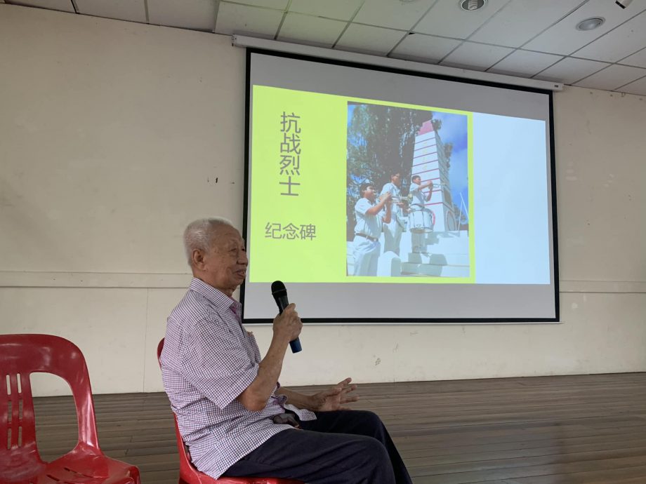 东:吉兰丹华人历史及文化协会名誉会长黄崇锐到吉兰丹中华独中,为该校高中三级的学生主讲主题为《溯源寻根》的讲座,主要内容有介绍福龙山、二战烈士和纪念碑历史。