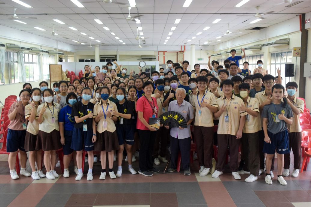 东:吉兰丹华人历史及文化协会名誉会长黄崇锐到吉兰丹中华独中,为该校高中三级的学生主讲主题为《溯源寻根》的讲座,主要内容有介绍福龙山、二战烈士和纪念碑历史。