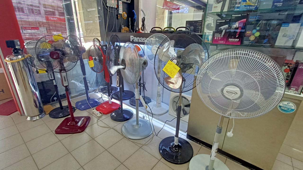东:天气炎热加上开斋节到来,冷气冷风机成为畅销品。