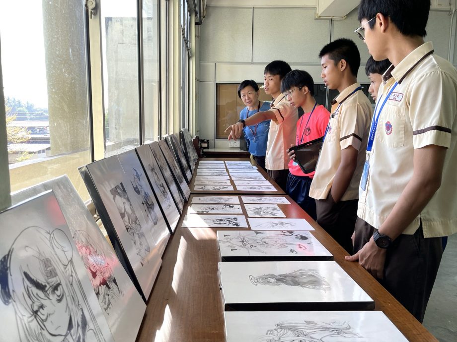 东:天生我材必有用!吉兰丹中华独中谢骐全同学日前在该校资源馆举办了2天的小小个人画展。