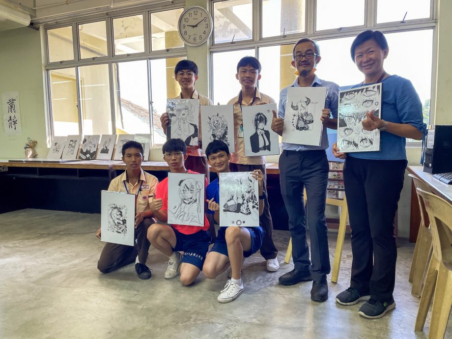 东:天生我材必有用!吉兰丹中华独中谢骐全同学日前在该校资源馆举办了2天的小小个人画展。