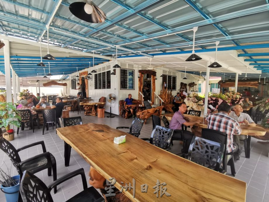 东:实木餐桌及盆栽装饰,原始大自然环境的食店具特色