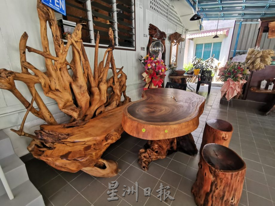 东:实木餐桌及盆栽装饰,原始大自然环境的食店具特色