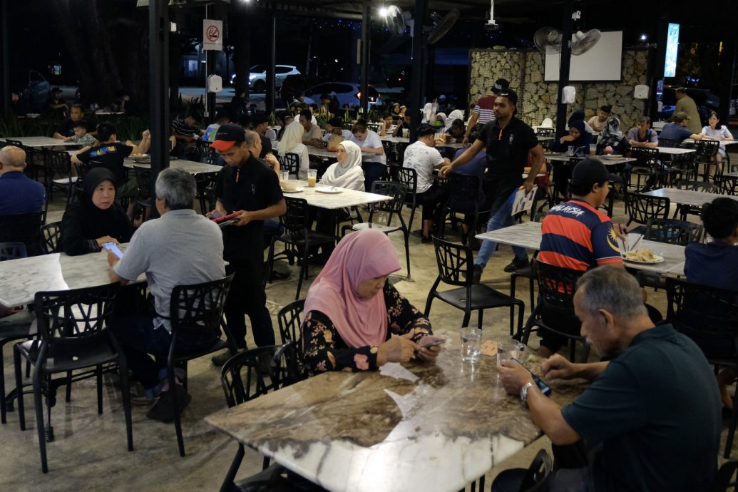 东:已吃腻开斋节餐点,嘛嘛档一跃成民众用餐热点。