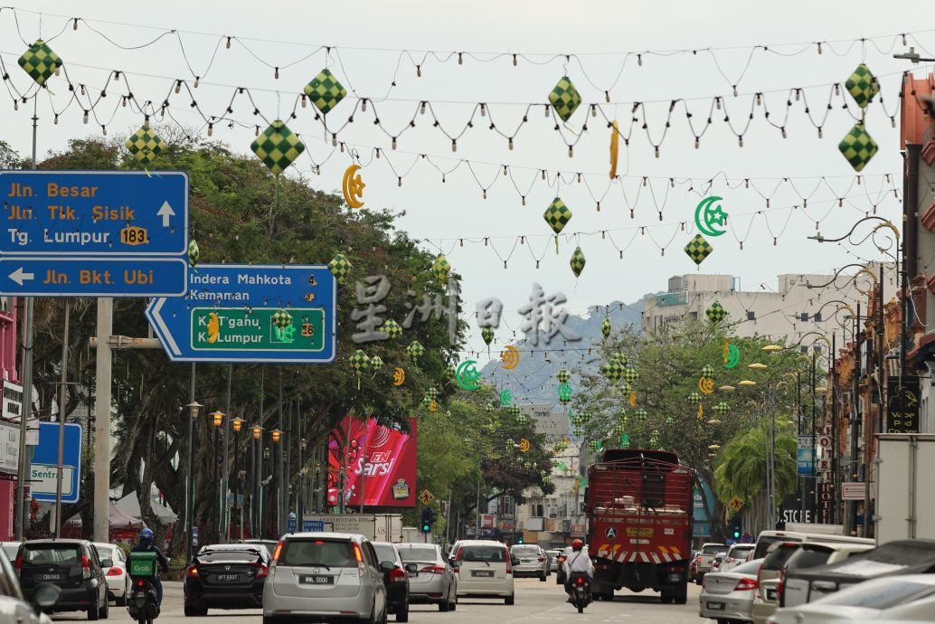 东:开斋节脚步渐进,关丹街道已经出现不同设计的马来粽(Ketupat)及星月的开斋节灯饰