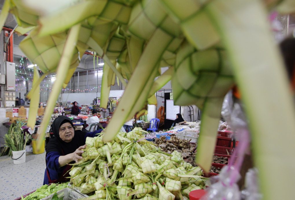 东:开斋节马来粽大热 马新社图