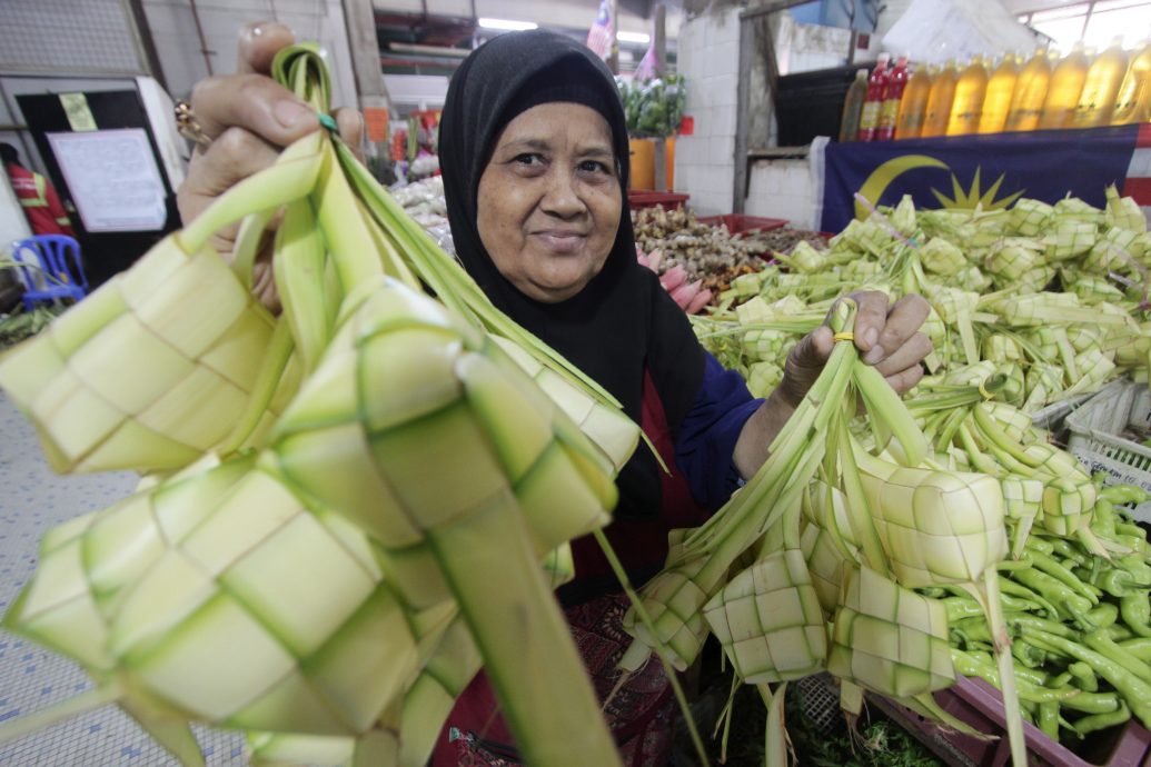东:开斋节马来粽大热 马新社图