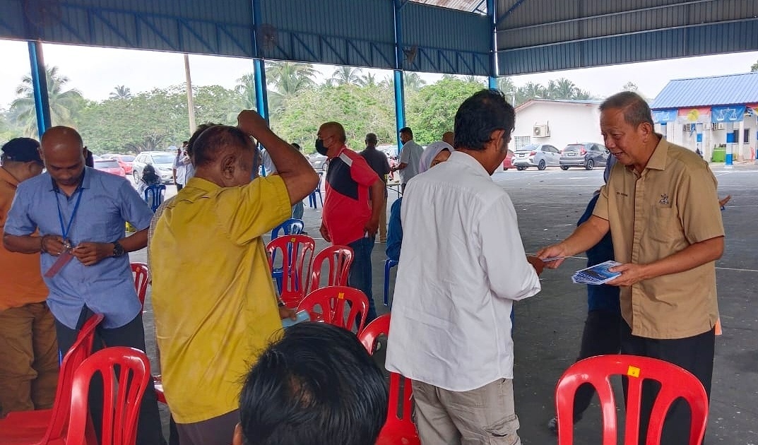 东：彭亨州政府派发开斋节特别援助金予瓜拉吉挠国会选区村委会、新村和原住民村委会，以减轻佳节期间的负担。