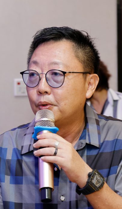 东:彭州商民认为,招牌需有与国文字同等规格或更大的政策不合理,且存在违宪嫌疑