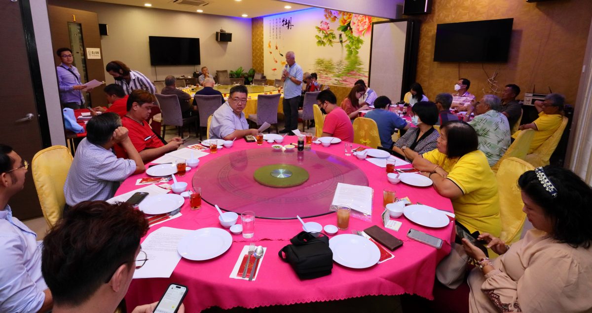 东：彭州商民认为，招牌需有与国文字同等规格或更大的政策不合理，且存在违宪嫌疑