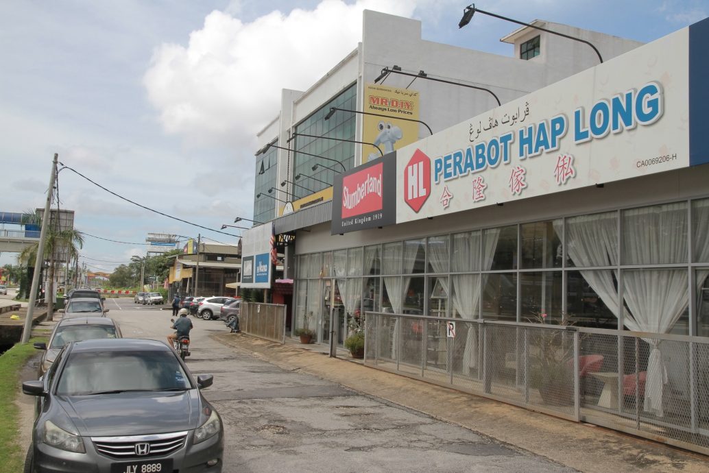 东:彭州行政议员沈春祥指出,于昨日的行政议会上,通过招牌需附上爪夷文,且规格必须与国文同等大小或大过。