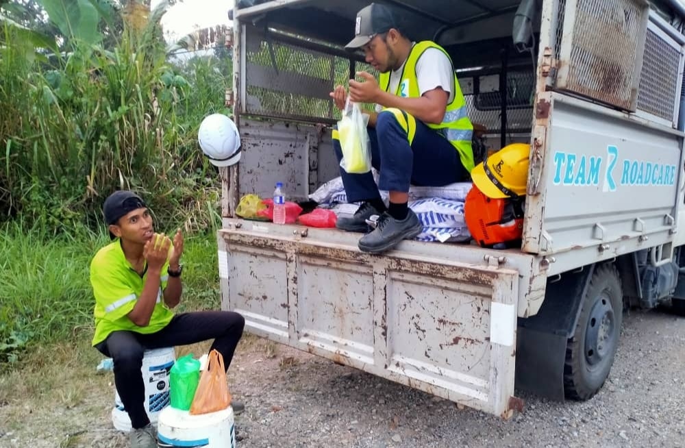 东:抢修道路分秒必争,修路工人路旁开斋。