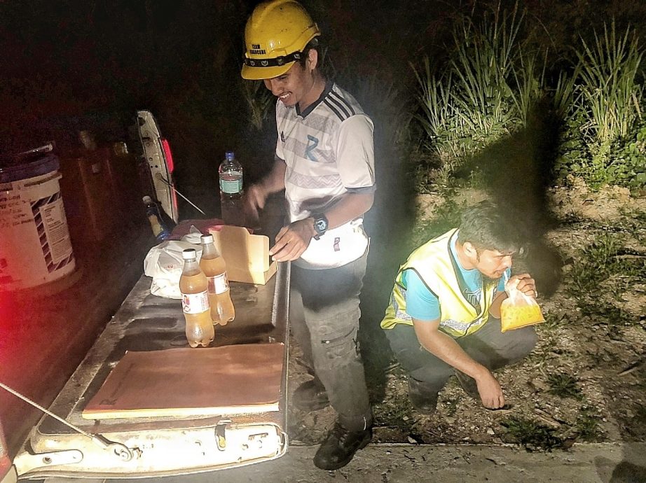 东：抢修道路分秒必争，修路工人路旁开斋。