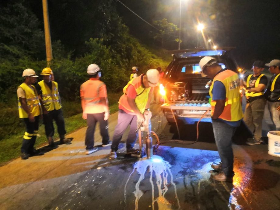 东：抢修道路分秒必争，修路工人路旁开斋。