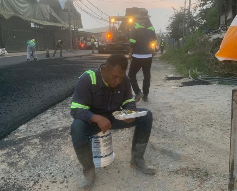 东:抢修道路分秒必争,修路工人路旁开斋。