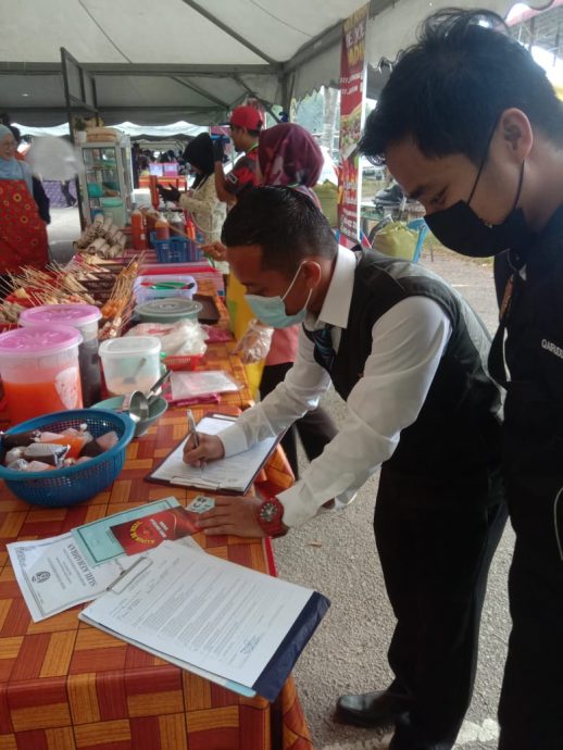 东:斋戒月已来到第15天,登州卫生局至今检查了2357个斋戒月市集摊位,发出182张罚单,其中最多摊贩及员工违反的条例是没有戴围裙。