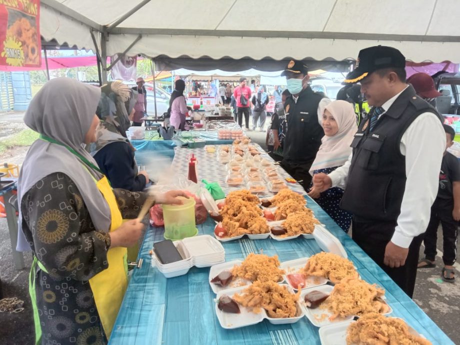 东:斋戒月已来到第15天,登州卫生局至今检查了2357个斋戒月市集摊位,发出182张罚单,其中最多摊贩及员工违反的条例是没有戴围裙。