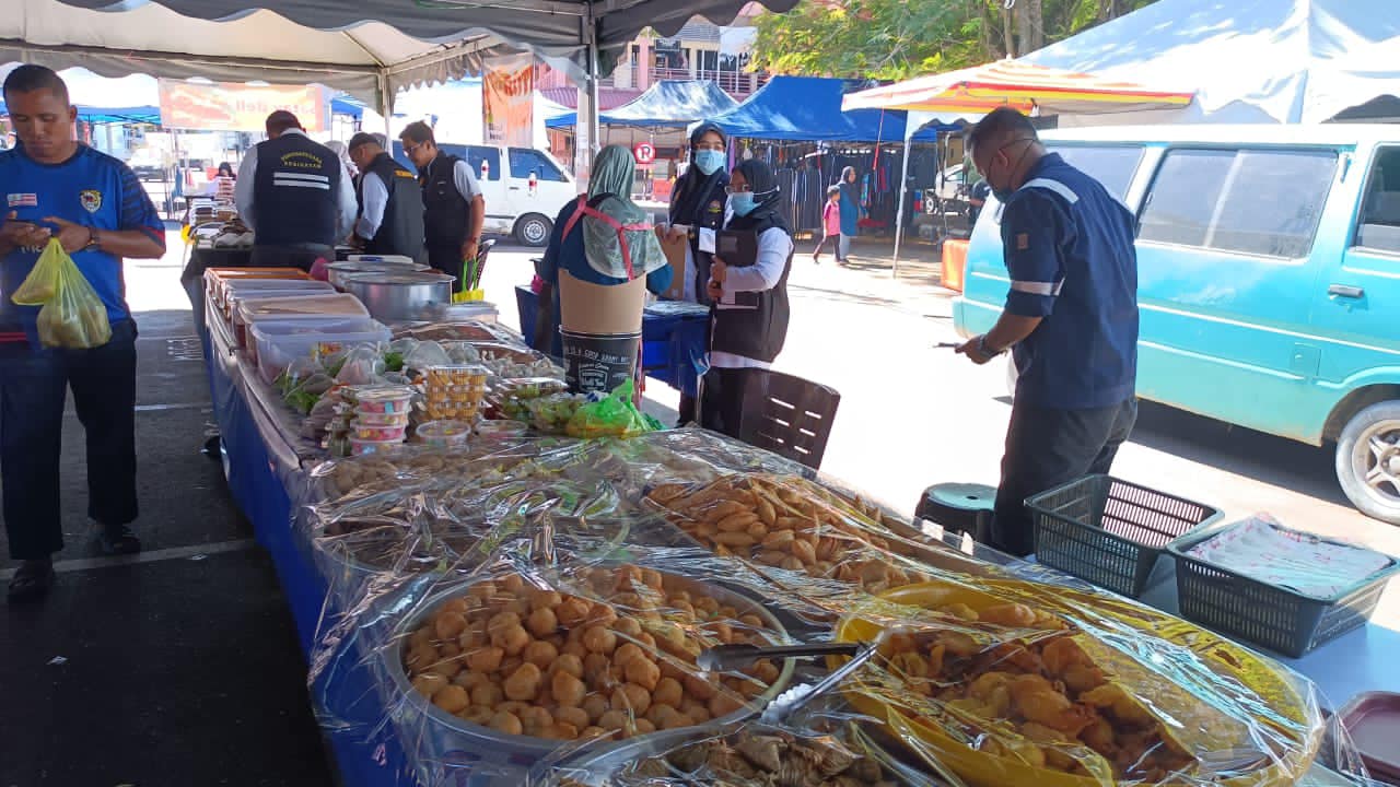 东:斋戒月已来到第15天,登州卫生局至今检查了2357个斋戒月市集摊位,发出182张罚单,其中最多摊贩及员工违反的条例是没有戴围裙。