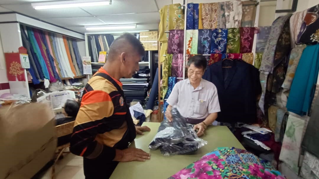 东:斋戒月裁缝店忙制衣修衣