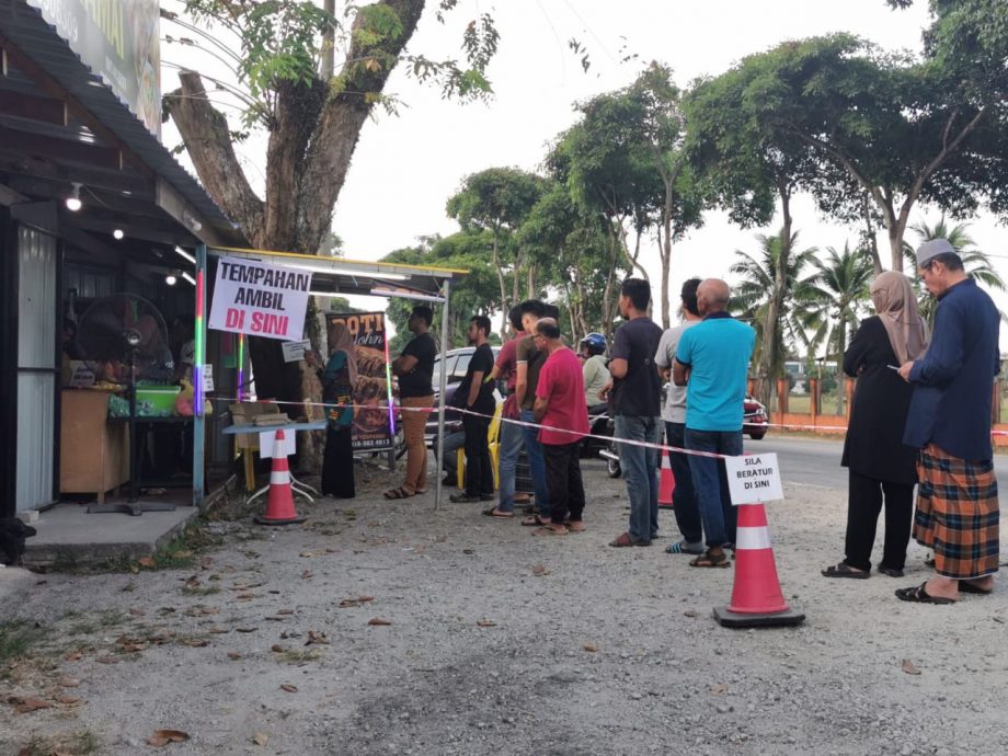 料多实在又好吃,6令吉的汉堡长包(Roti John)在斋戒月期间每天平均卖出700个,生意火红。