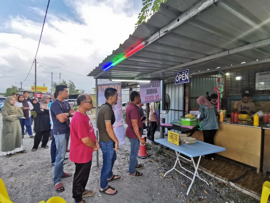 料多实在又好吃,6令吉的汉堡长包(Roti John)在斋戒月期间每天平均卖出700个,生意火红。
