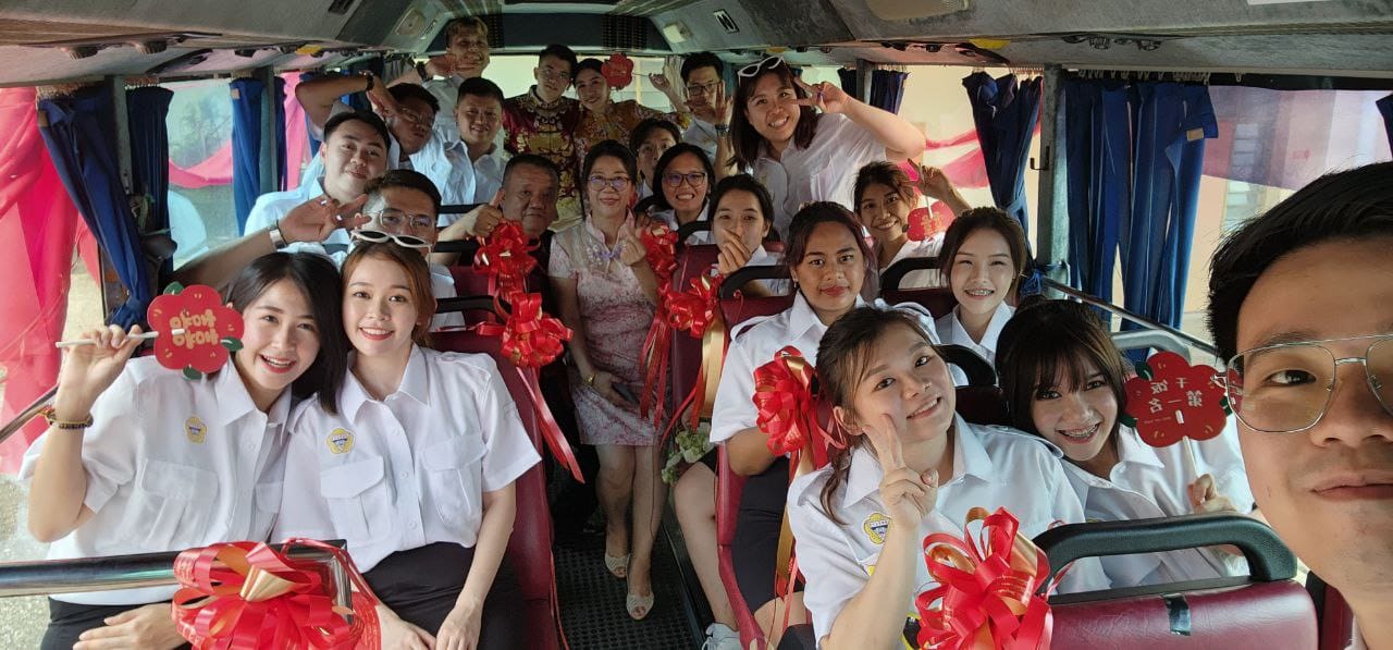 东:新郎用26年老校车迎娶女友