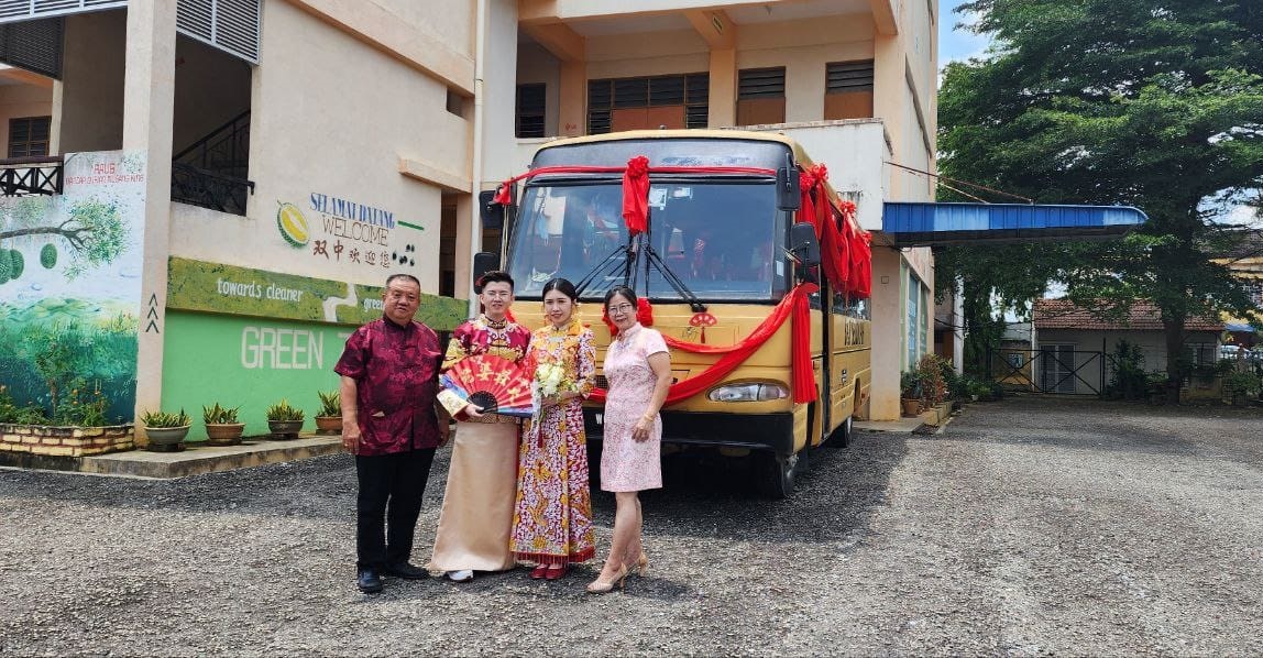 东:新郎用26年老校车迎娶女友