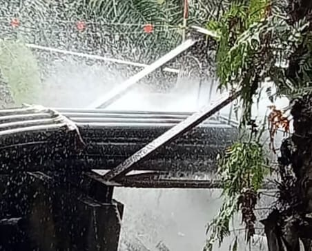 东:水管爆裂