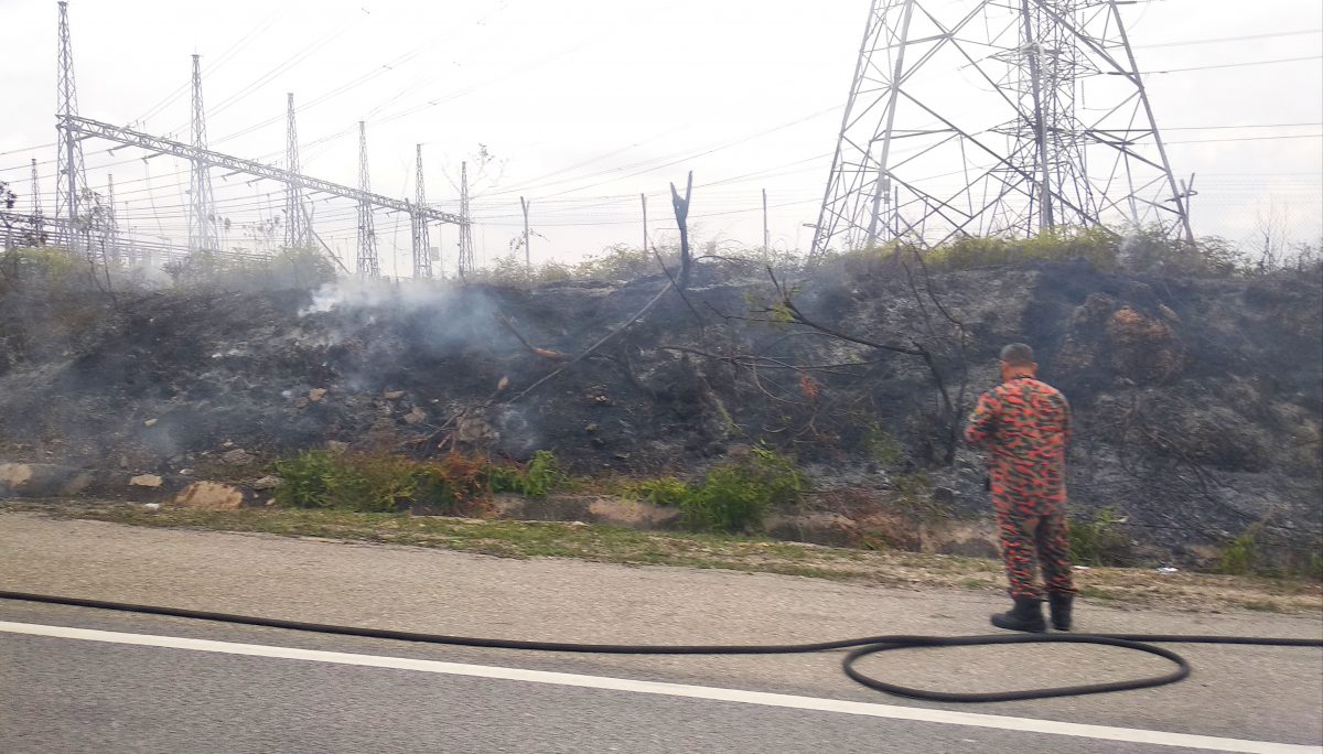 东:淡马鲁县与文冬县边界路旁野草丛林今午发生林火,所幸及时获得消拯局派员前往灌溉火势,成功阻止或是蔓延。