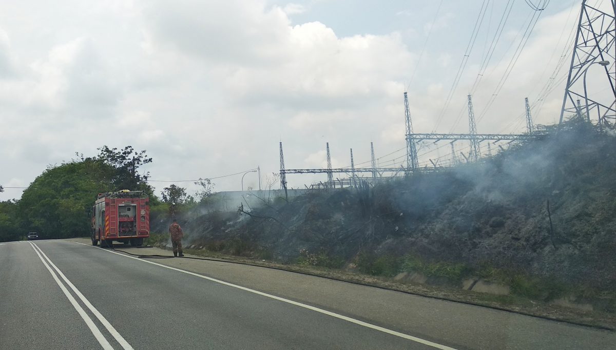 东:淡马鲁县与文冬县边界路旁野草丛林今午发生林火,所幸及时获得消拯局派员前往灌溉火势,成功阻止或是蔓延。
