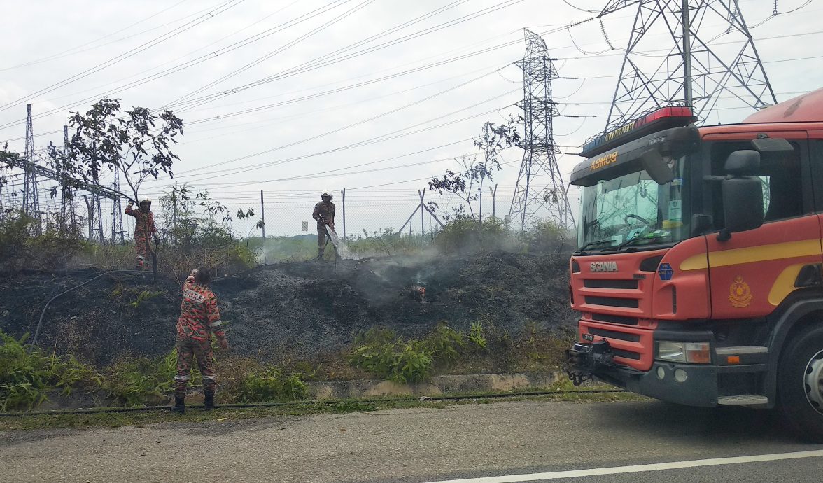 东:淡马鲁县与文冬县边界路旁野草丛林今午发生林火,所幸及时获得消拯局派员前往灌溉火势,成功阻止或是蔓延。