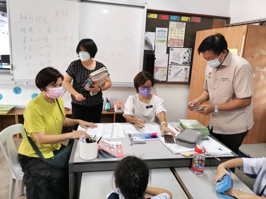东:淡马鲁启智华小日前派发开学援助金及彭亨关怀计划援助金于一年级新生。