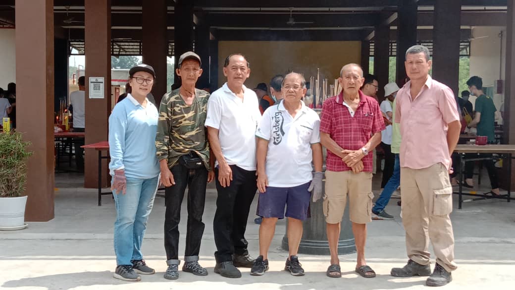 东：清明节扫墓高峰期 文德甲华人义山涌现人潮