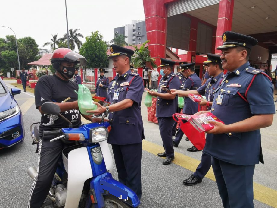 登州消拯局冻结80%官员及消拯员的假期，在开斋节期间随时候命，应付炎热气候可能造成的火灾及其他紧急事故。