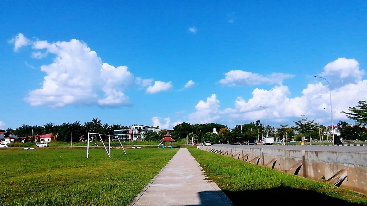 直凉公共操场市民跑步遭抢夺金项链