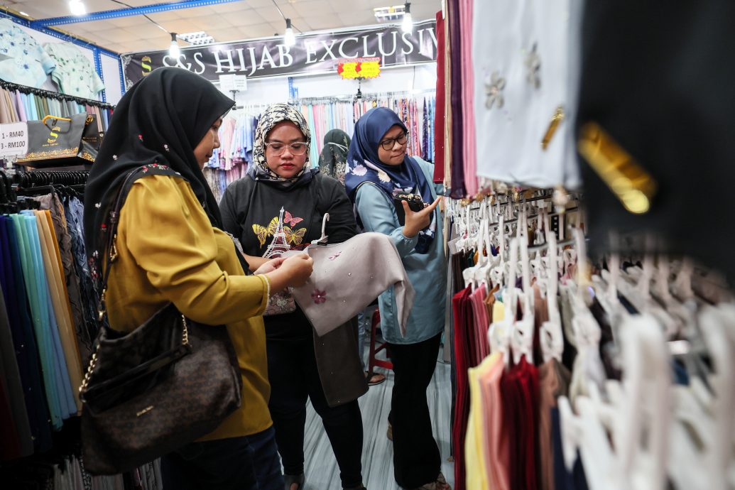 东：穆斯林同胞为开斋节添购用品，购物广场及商店迎人潮！