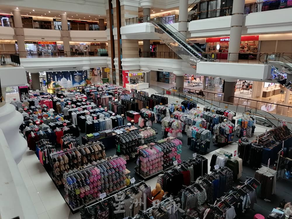 东:简朴设计营造佳节气息,关丹商场新装饰迎接开斋节。