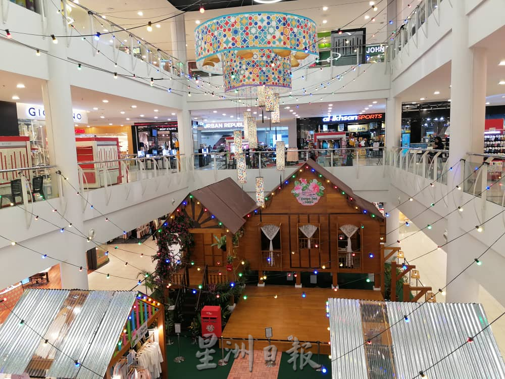 东:简朴设计营造佳节气息,关丹商场新装饰迎接开斋节。