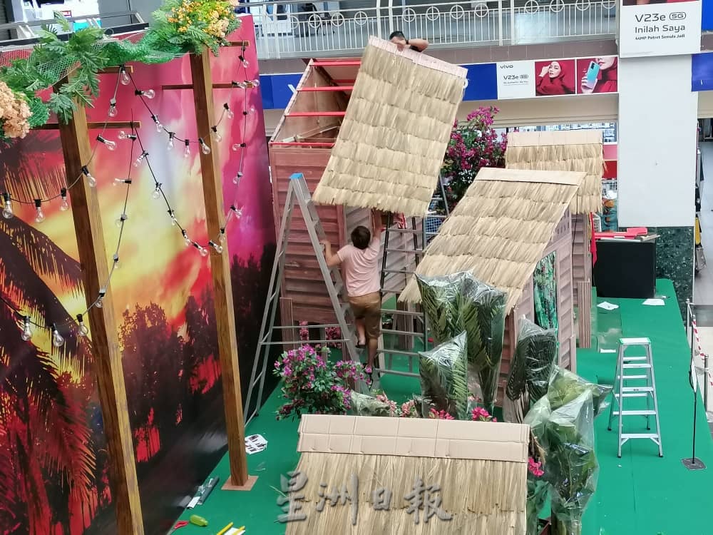 东:简朴设计营造佳节气息,关丹商场新装饰迎接开斋节。