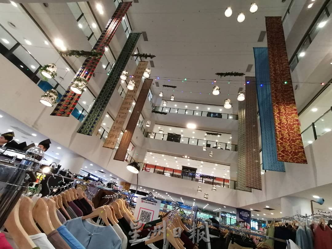 东:简朴设计营造佳节气息,关丹商场新装饰迎接开斋节。